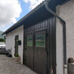 Rénovation partielle d’une maison à Saint-Aupre (38) - garage porte imitation bois sombre