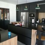 Extension de maison à Faverolles (28) - cuisine noire et bois