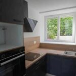 Rénovation complète d’un appartement à Ploemeur (56) - cuisine noire et bois