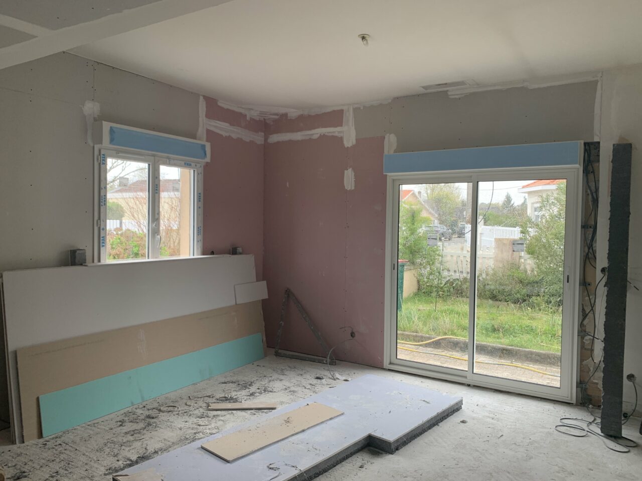 Rénovation complète de maison à Pessac (33) - grande baie vitrée en cours de rénovation