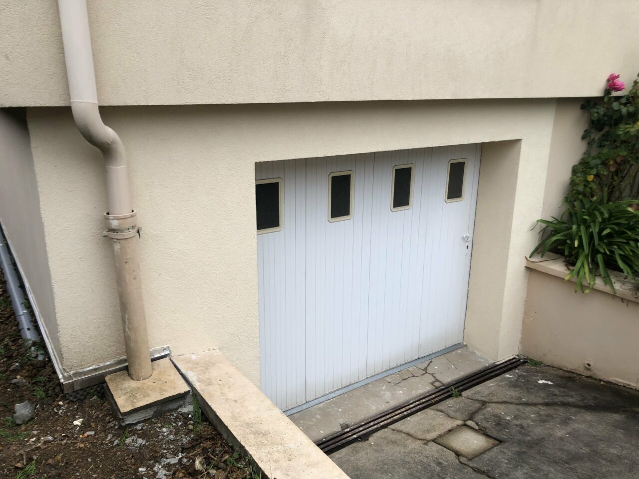 Rénovation partielle de maison à Lucé (28) - porte de garage