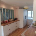 Rénovation partielle d’une maison à Lorient (56) - cuisine blanche et bois