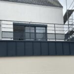 Rénovation d’une maison pour créer des biens locatifs à Allaire (56) - baie vitrée et toit terrasse