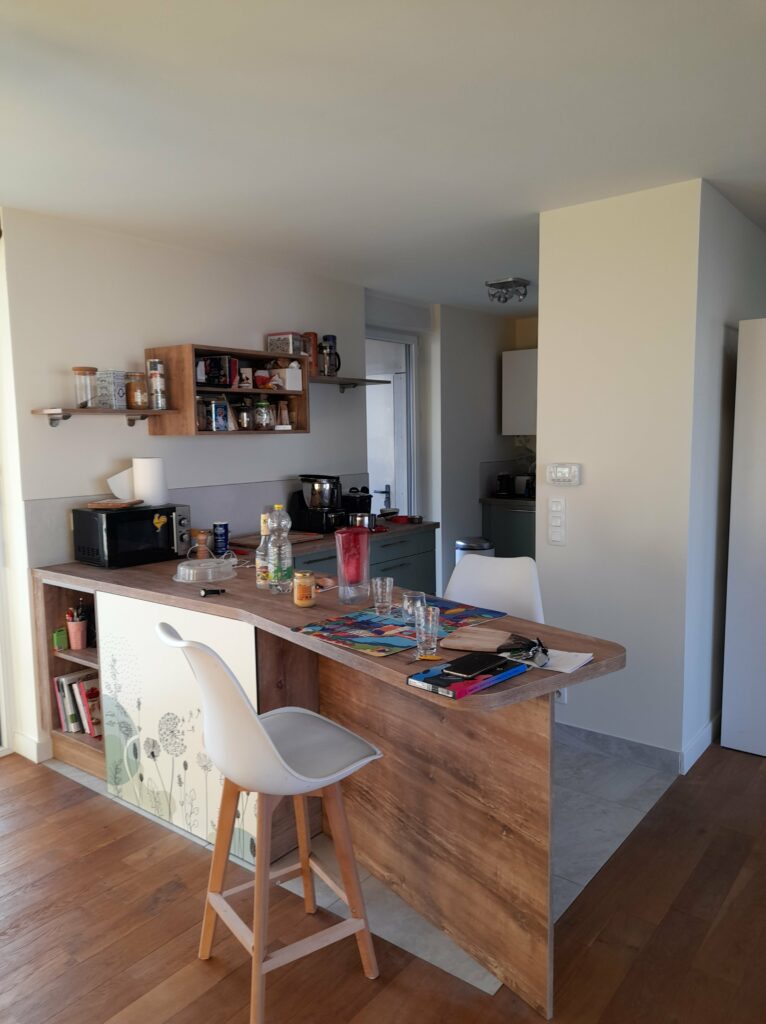 Rénovation des peintures et préparation d’une cuisine à Lille (59) - cuisine meuble bar
