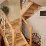 Extension de maison et création d’un balcon à Voiron (38) - grand escalier bois