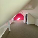 Aménagement d’une salle de yoga à Combourtillé (35) - grand espace sous comble mur rose