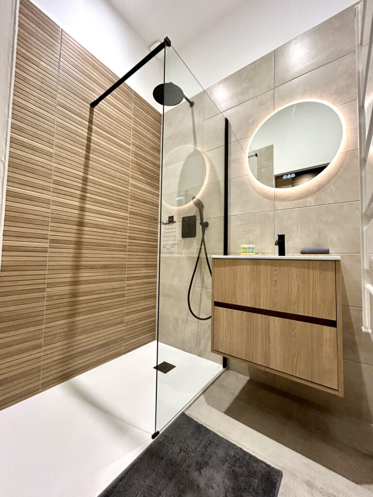 Aménagement d’une love room à Troyes, illiCO travaux Sens – Montereau : salle de bain avec large douche