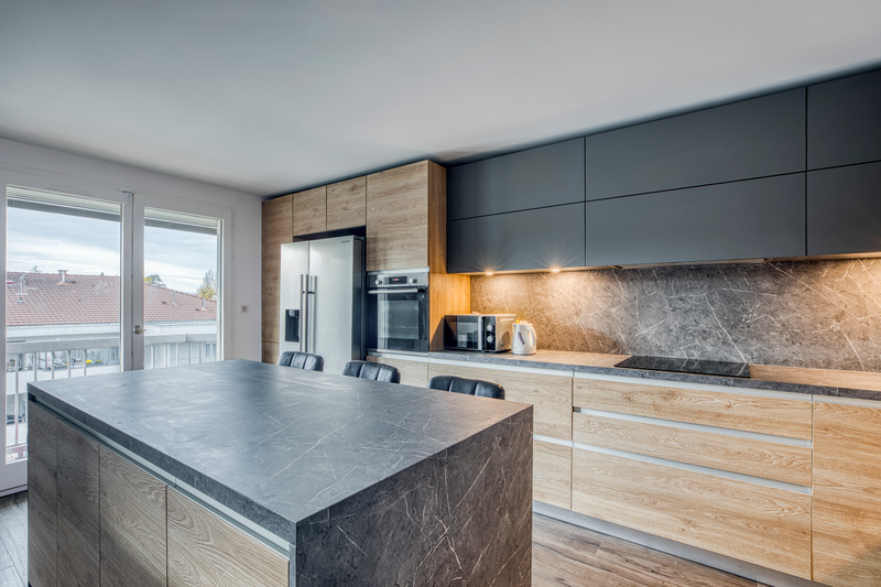 Rénovation d’un appartement à Collonges-sous-Salève (74) - cuisine avec meuble bar
