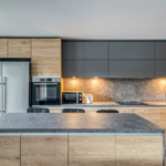 Rénovation d’un appartement à Collonges-sous-Salève (74) - cuisine bois et grise équipée