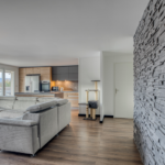 Rénovation d’un appartement à Collonges-sous-Salève (74) - salon lumineux mur en pierre