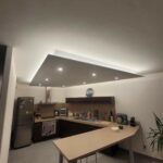 Rénovation d'une cuisine à Voiron : pose d'un faux plafond avec led