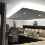 Rénovation d'une cuisine à Voiron : pose d'un faux plafond avec led