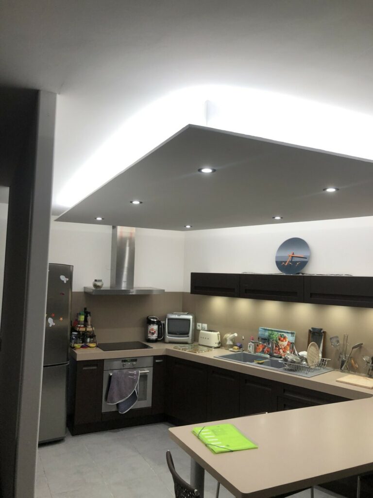 Rénovation de cuisine avec un faux plafond à Voiron (38)