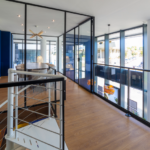 Rénovation de locaux professionnels à Montpellier : agence immobilière haut de gamme : étage supérieur avec verrières