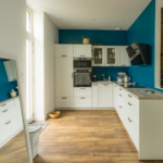 Rénovation complète de maison à Vannes (56) - cuisine blanche et bleue
