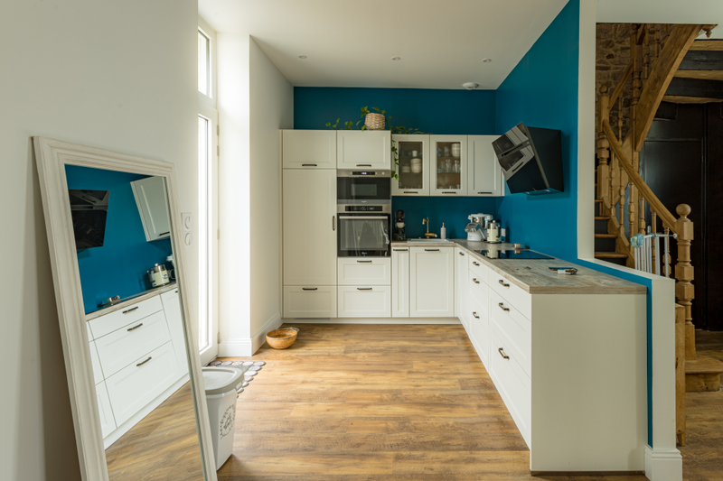 Rénovation complète de maison à Vannes (56) - cuisine blanche et bleue