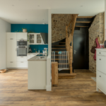 Rénovation complète de maison à Vannes (56) - cuisine et bel espace d'entrée