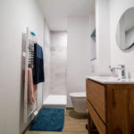 Rénovation complète d’une grange Leigne-les-Bois dans la Vienne (86) : salle de bain avec douche, wc suspendu et vasque individuelle