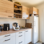 Rénovation de maison à Ploufragan (22) - cuisine blanche et bois