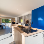 Rénovation de maison à Ploufragan (22) - cuisine mur bleu