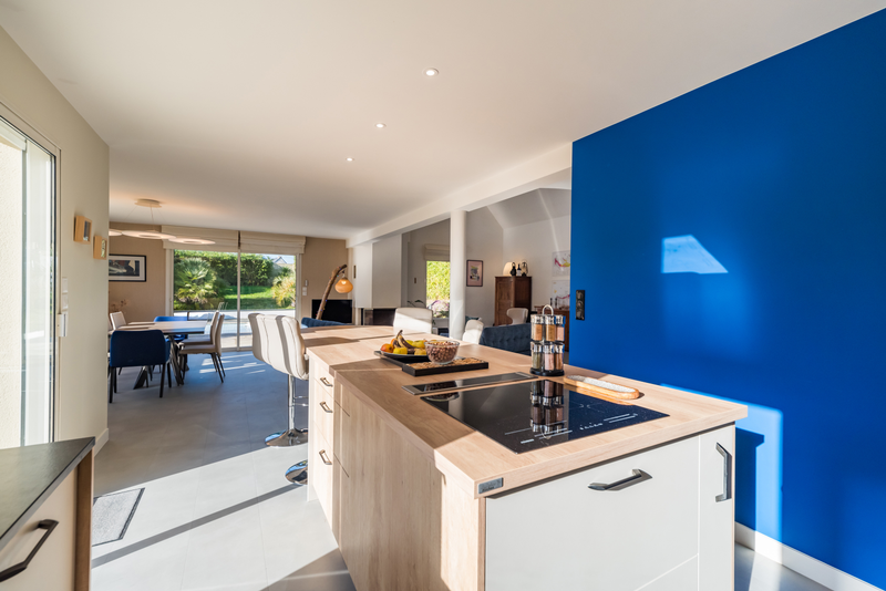 Rénovation de maison à Ploufragan (22) - cuisine mur bleu