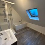 Rénovation complète d’une salle de bain à Comines (59) - salle de bain sous combles