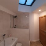 Rénovation d’une salle de bain à Quesnoy-sur-Deûle (59) - salle de bain avec toit fenêtre