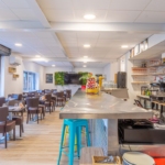 Rénovation d’un restaurant à Talence (33) - bar et espace restaurant d'accueil