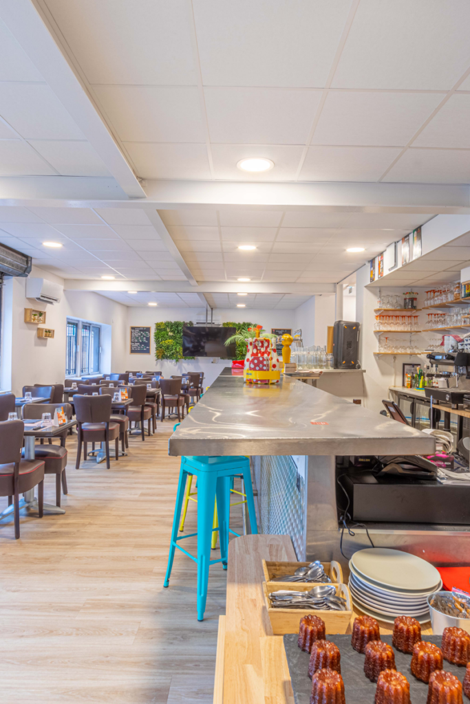 Rénovation d’un restaurant à Talence (33) - bar et espace restaurant d'accueil
