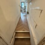 Travaux préparatoires d’une cuisine à Roubaix (59) - grand couloir avec sol en chevron