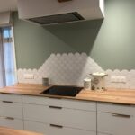 Rénovation partielle d'une maison à Wervicq-Sud (59) - cuisine rénovée et équipée mur vert d'eau et faïence écaille de poisson