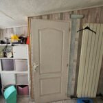 Rénovation de salle de bain à Hautmont (59) - étagères et porte avant travaux