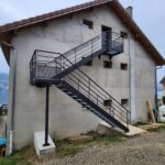 Rénovation de maison à Villages du Lac de Paladru (38) - installation escalier extérieur
