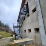 Rénovation de maison à Villages du Lac de Paladru (38) - pose escalier extérieur