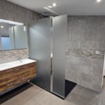 Rénovation de salle de bain à Hautmont (59) - salle de bain avec douche et meuble vasque rénovée
