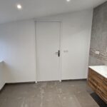 Rénovation de salle de bain à Hautmont (59) - grande salle de bain blanche grise et bois