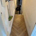 Travaux préparatoires d’une cuisine à Roubaix (59) - pose du sol chevron dans le couloir