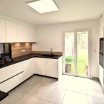 Rénovation partielle d’une maison à Vert-en-Drouais (28) - grande cuisine lumineuse blanche et noire