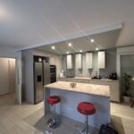 Rénovation partielle d'appartement à Grenoble (38) - cuisine après rénovation avec spot led
