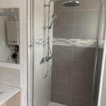 Rénovation d’un appartement à Munster (68) - douche rénovée et faïence carrelage marron