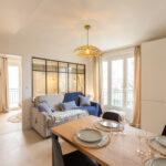 Rénovation d'un appartement à Pléneuf-Val-André (22) - pièce lumineuse avec parquet chaleureux