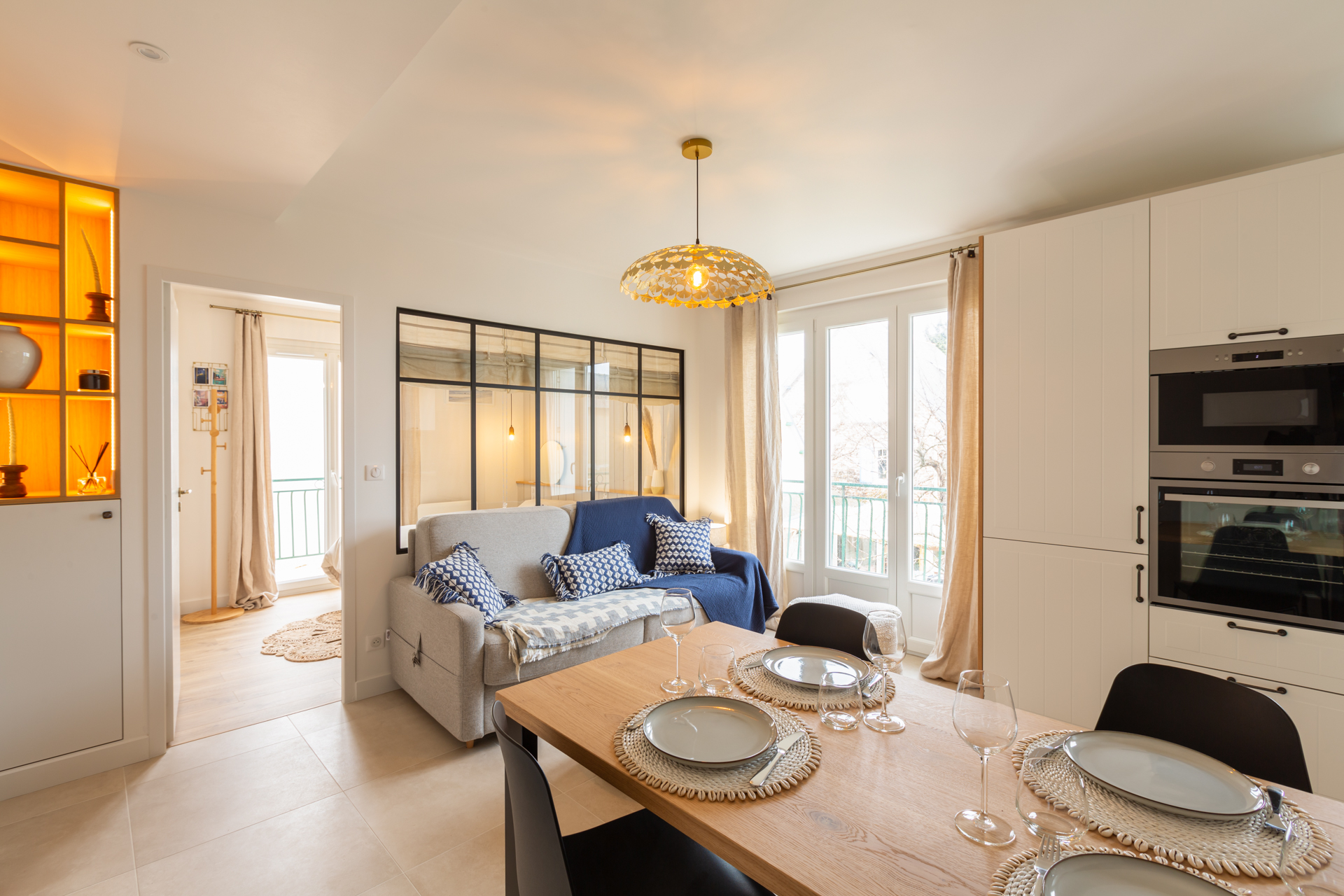 Rénovation d'un appartement à Pléneuf-Val-André (22) - pièce lumineuse avec parquet chaleureux
