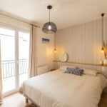Rénovation d'un appartement à Pléneuf-Val-André (22) - chambre lumineuse avec grande baie vitrée