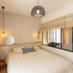 Rénovation d'un appartement à Pléneuf-Val-André (22) - grande chambre chaleureuse avec verrière et parquet