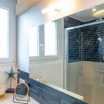 Rénovation d'un appartement à Pléneuf-Val-André (22) - salle de bain ton bleu avec douche