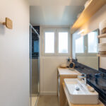 Rénovation d'un appartement à Pléneuf-Val-André (22) - salle de bain avec double vasque lumineuse