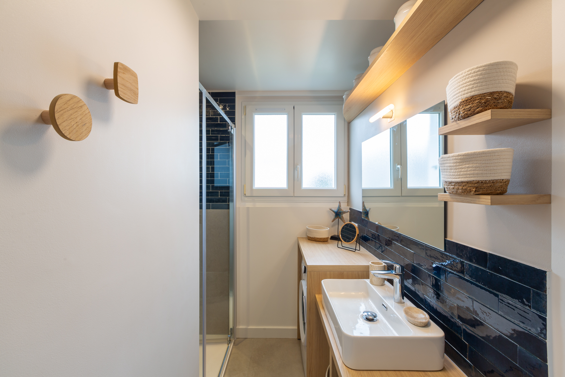 Rénovation d'une maison à Pléneuf-Val-André (22) - salle de bain avec double vasque lumineuse