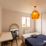 Rénovation d'un appartement à Pléneuf-Val-André (22) - chambre parentale cosy avec lit et bureau