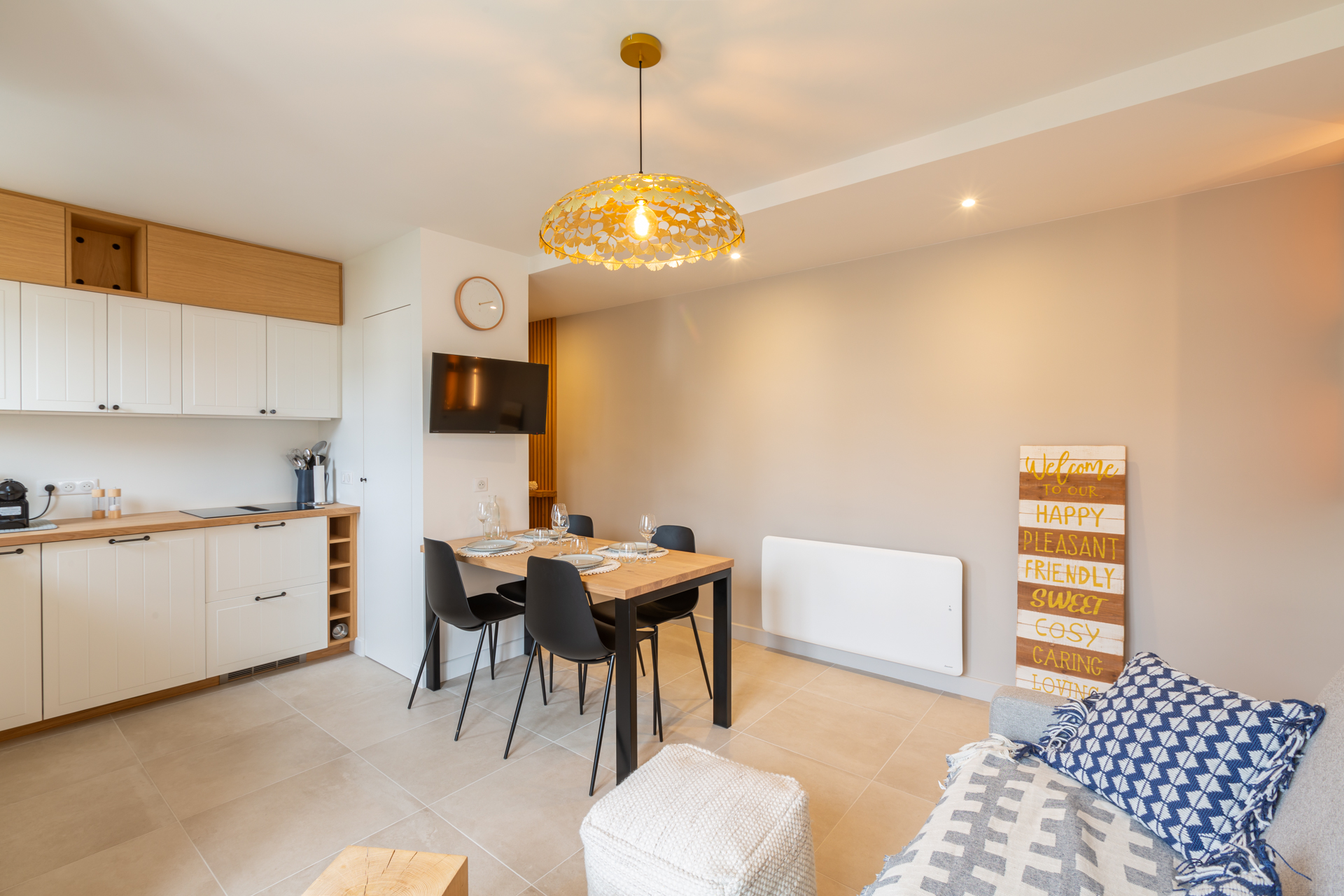 Rénovation d'un appartement à Pléneuf-Val-André (22) - cuisine et salle à manger élégante