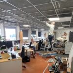Rénovation de bureau à Cholet (49) - en cours de rénovation du faux plafond dans l'open-space